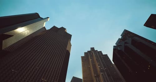 Vista del horizonte urbano al anochecer que revela edificios imponentes y un cielo despejado