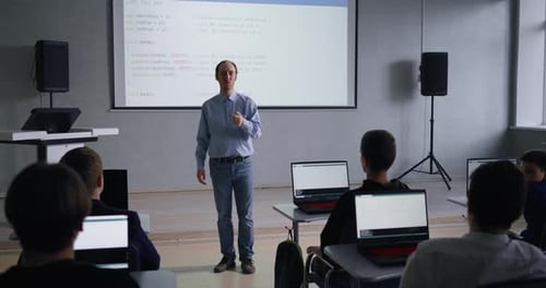 Professor für Informatik und Programmierung im mittleren Alter, Unterricht für junge Schüler