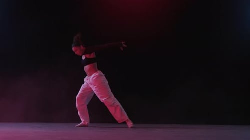 Die anmutige Tanzperformance einer jungen Frau in einem Studio