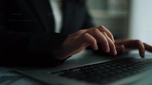 Desenvolvedor profissional em Dark Suit envolvido em trabalhos de programação com laptop cercado por trechos de código
