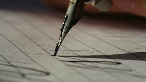 Каллиграф пишет винтажной перьевой ручкой крупным планом