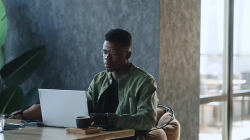 L'entrepreneur consacre beaucoup de temps aux aspects techniques de son travail et y parvient
