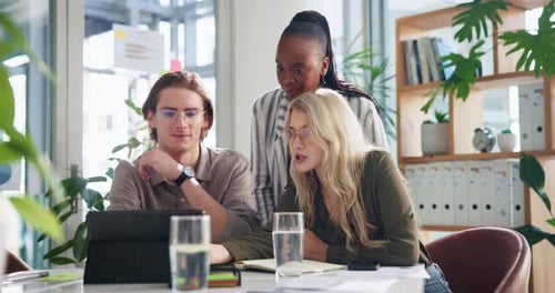 Креатив, планирование и люди с планшетом на встрече для рекламной кампании