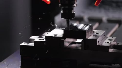 CNC-Schneiden eines Metallstücks p5