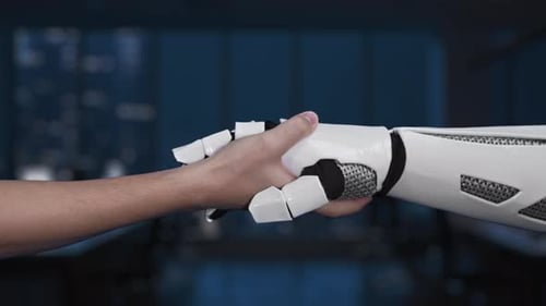 Mão robótica futurista interagindo com uma interface de chatbot virtual mostrando balões de conversa e