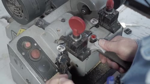 Key duplication process in a specialized home security service. Mexico.