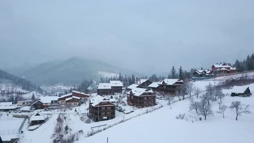 Luftbild einer bewohnten Ortschaft in den Bergen auf Gebäuden und Häusern von Winterbergdörfern auf