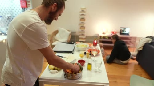 Zu Hause entfaltet sich eine entzückende und ehrliche Kochszene, in der Freunde und Kreativität im Einklang stehen