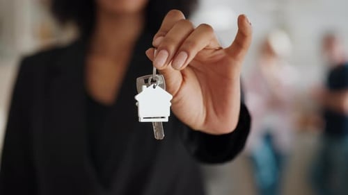 Compre su propia casa Vista de cerca de Keys in Woman Hands Agencia inmobiliaria afroamericana