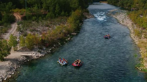 Luftbild von Booten mit Touristen beim Rafting auf dem Mountain River