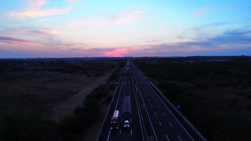 Circulation autoroutière vers la ville au coucher du soleil