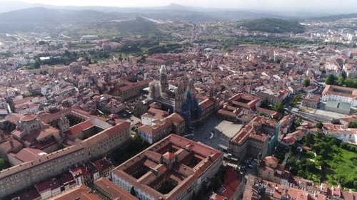 Survol de la ville de Saint-Jacques-de-Compostelle (Galice, Espagne)