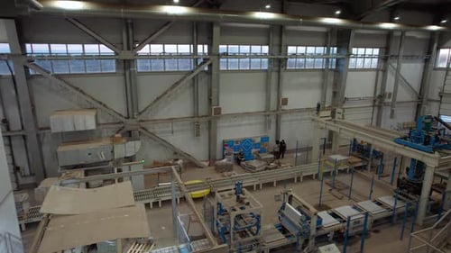 Großzügige Räumlichkeiten mit Fördersystem in der Industriehalle