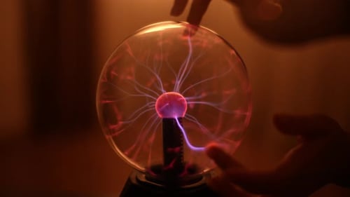 Nahaufnahme einer magischen Zigeuner-Wahrsagerin, die ein Ritual mit magischem Ball durchführt, um die Zukunft vorauszusehen und