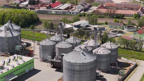 Luftaufnahme von industriellen Getreidesilos und Lagerhallen, Tschechien.