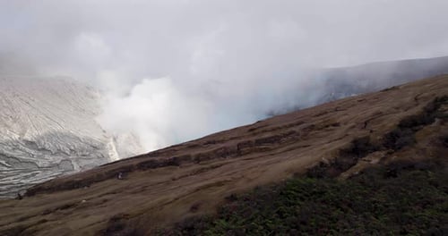 Paisagem aérea deslumbrante de vapor do Lago Monte Ijen, na Indonésia