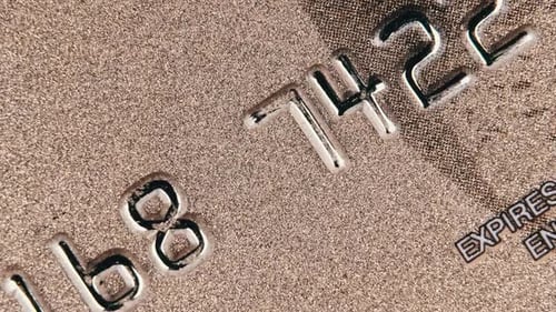 La carte de crédit pivote de près