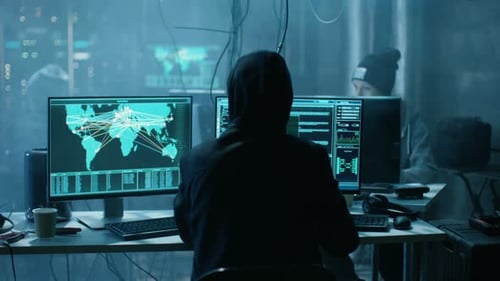 Une équipe de pirates informatiques recherchés au niveau international Teem organise une attaque virale avancée contre les serveurs de l'Entreprise. Pl