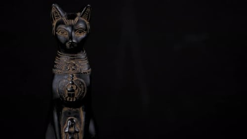 Dolly représentant une petite réplique de la statue égyptienne de Bastet, taille moyenne, de gauche à droite