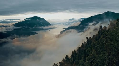 Atemberaubende Luftaufnahme des Altai-Gebirges