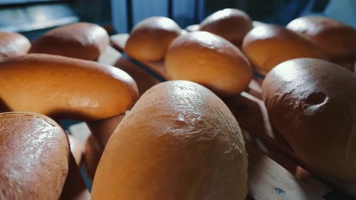 Gebackenes Brot in den Regalen