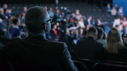 A equipe oficial trabalha no Crowded Forum para colaboração ou educação comercial. Conceito moderno de Eco...