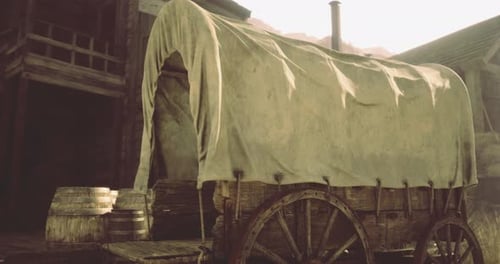 Antiguo vagón cubierto estacionado cerca de barriles de madera en un entorno rústico