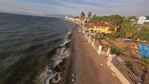 Strandhäuser in Izmir und Meerblick, schneller Drohnenblick