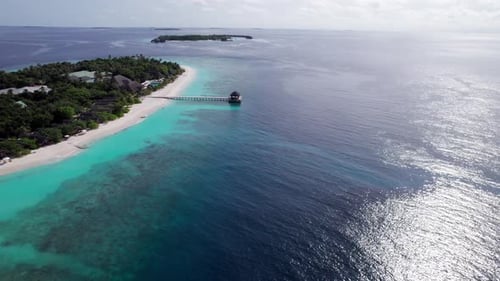 Água cristalina turquesa e ilha verde das Maldivas