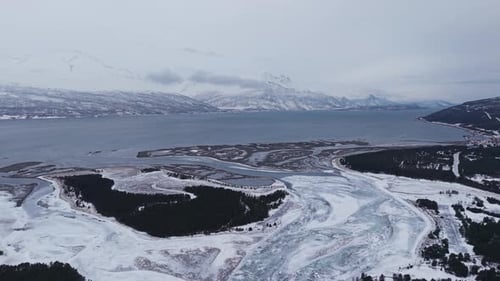 Majestätische Flugreise durch nordische Berge, Flüsse und kurvenreiche Panoramastraßen