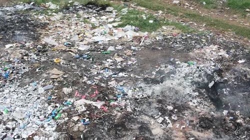 Rauch brennender Plastiktüten, Umweltzerstörung durch Plastiktüten im Süden Kenias. Drohne