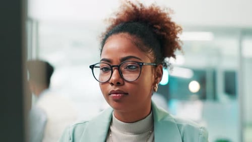 Programadora, rostro y mujer sobre la tecnología para la investigación, los proyectos y la actualización de la ciberseguridad en la oficina
