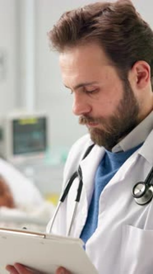 Redação, pediatra e resultados com médico no hospital para avaliação do paciente