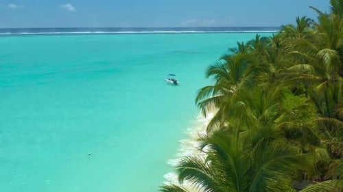 Vista aérea da lancha turística de férias na praia da Ilha Tropical no oceano azul-turquesa nas Maldivas