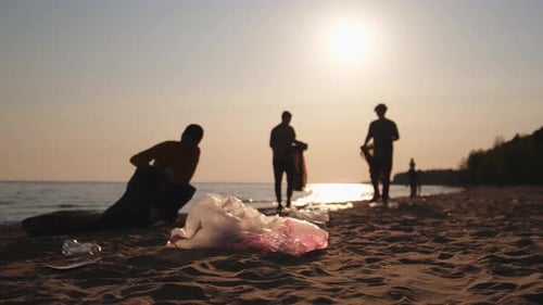 Freiwillige Aktivisten zum Tag der Erde sammeln Müllreinigung der Strandküstenzone, Frauen und Männer stellen