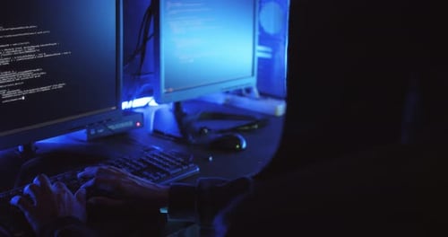 Ein männlicher Hacker benutzt einen Computer, um Daten zu hacken und Lösegeld von den Opfern zu verlangen.