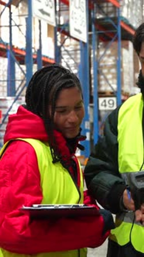 Lagerarbeiter verwalten Inventar mit Barcodescanner