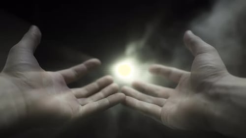 Manos iluminadas por una luz resplandeciente Arte conceptual místico