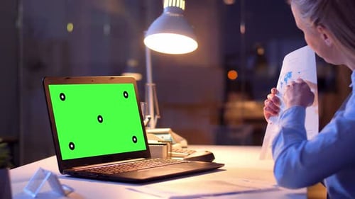 Conceito de negócios, prazos e tecnologia - Empresária com tela verde Chroma Key