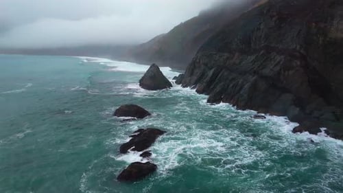 Raue, dramatisch, unberührte Küste, USAL Beach, Campingplatz, Wolkenschicht, Nebel, Regen, Nebel, Flugdrohne