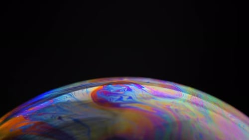 Mehrschichtiger Regenbogenfilm Sphärische Abstraktion von irisierenden blauen, gelben und roten Farben mit weichen