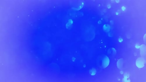 Blaue Blasen schwimmen im Wasser