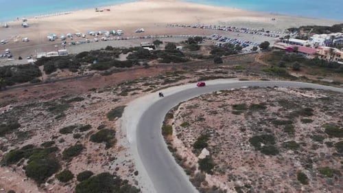 Vue aérienne : Vol à reculons au-dessus d'une route sinueuse à la plage de Prasonisi Kite, à Rhodes
