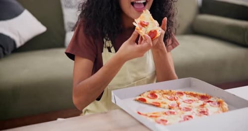 Frau, isst und Pizza auf dem Sofa mit Fröhlichkeit, Essen zum Mitnehmen und hungrig nach Junk Food zu Hause