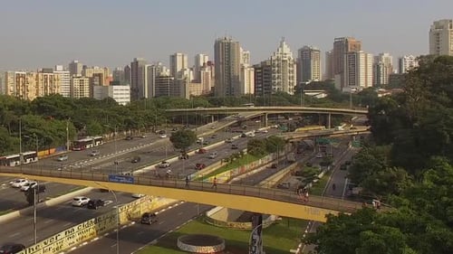 Vista aérea da maior avenida de São Paulo, avenida vinte e três de maio, São Paulo, Brasil