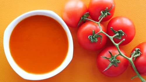 Soupe aux tomates et tomates fraîches Vue du dessus