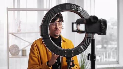 Videoblog Online-Interview Mann spricht vor der Kamera