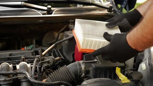 1. Der alte verstopfte Luftfilter wird durch einen neuen ersetzt. Autoreparatur und Wartung.
