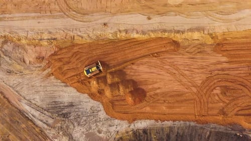 Bulldozer arbeitet auf einer großen Baustelle auf roter Erde