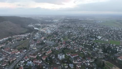 Vista aérea da área montanhosa Thann do Alto Reno, em Grand Est, Alsácia, França.